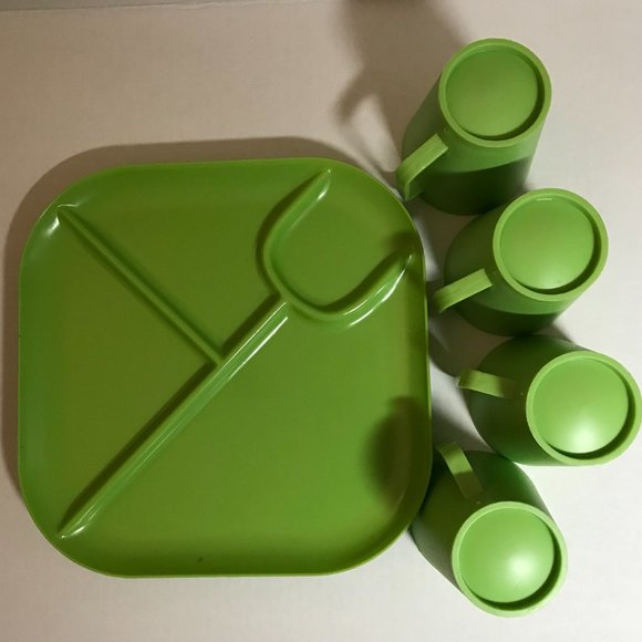Set of 4 (8 pcs) green HARD PLASTIC divided plates & cups - Picture 5 of 5